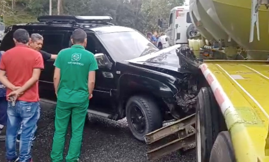 Camioneta y tractocamión en choque Así quedó la camioneta que chocó con un tractocamión en la vía Manizales-Alto de Letras.