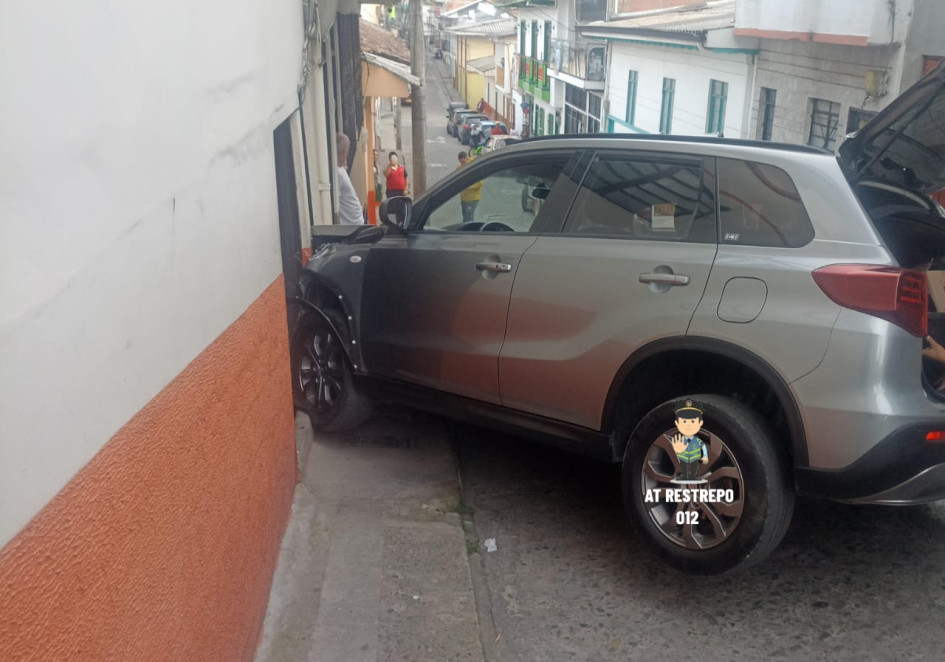 Carro chocó contra dos viviendas en Neira Carro chocó contra dos viviendas en Neira