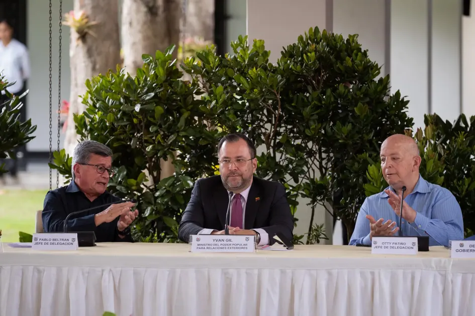 El jefe de la delegación del Eln Pablo Betrán (i), el canciller de Venezuela Iván Gil (c), y el jefe de la delegación del Gobierno de Colombia, Otty Patiño, participan en el cierre del cuarto ciclo de diálogos de paz entre el Gobierno de Colombia y el Ejercito de Liberación Nacional (Eln), hoy en la Casona Aquiles Nazoa de Caracas (Venezuela). El jefe de la delegación del Eln Pablo Betrán (i), el canciller de Venezuela Iván Gil (c), y el jefe de la delegación del Gobierno de Colombia, Otty Patiño, participan en el cierre del cuarto ciclo de diálogos de paz entre el Gobierno de Colombia y el Ejercito de Liberación Nacional (Eln), hoy en la Casona Aquiles Nazoa de Caracas (Venezuela).