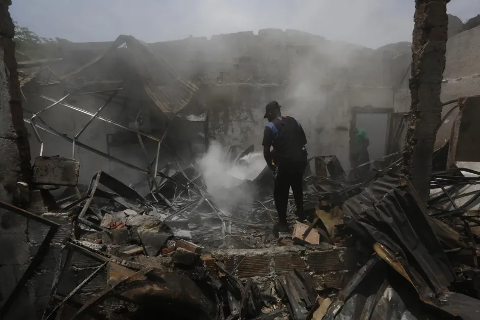 Un hombre usa un extintor en los escombros de una vivienda destruida por un ataque con carro bomba que iba dirigido a una estación policial en la localidad de Timba, Cauca. El ataque con explosivos fue perpetrado en la mañana del miércoles. Un hombre usa un extintor en los escombros de una vivienda destruida por un ataque con carro bomba que iba dirigido a una estación policial en la localidad de Timba, Cauca. El ataque con explosivos fue perpetrado en la mañana del miércoles.