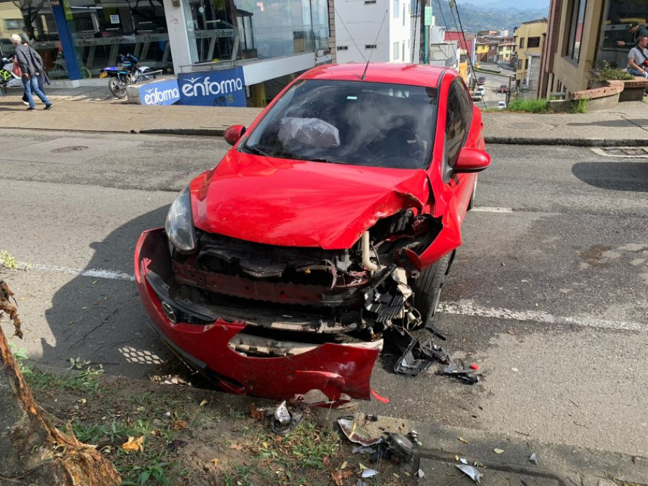Choque de carro en Manizales El carro chocó contra un árbol en la avenida Santander de Manizales.