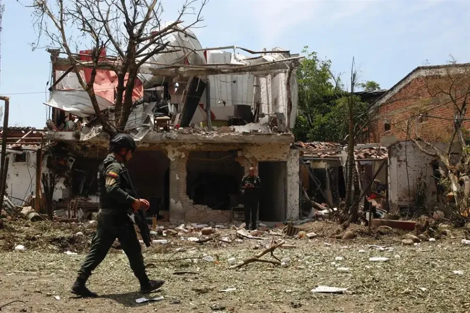 Un policía camina cerca de una vivienda destruida por un carro bomba, activado contra una subestación de policía este viernes, en el corregimiento Potrerito de Jamundí, Valle del Cauca. Al menos cinco personas resultaron heridas. Un policía camina cerca de una vivienda destruida por un carro bomba, activado contra una subestación de policía este viernes, en el corregimiento Potrerito de Jamundí, Valle del Cauca. Al menos cinco personas resultaron heridas.