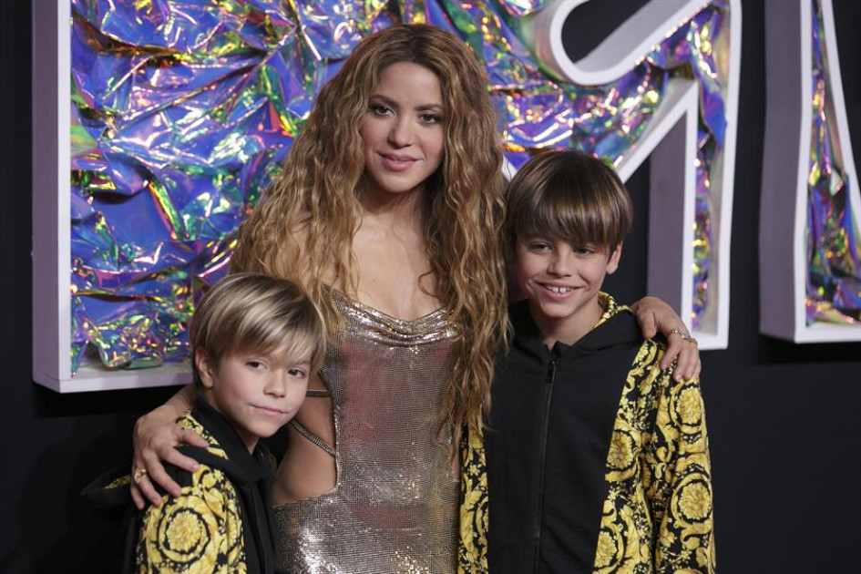 La cantante colombiana Shakira, junto a sus hijos, Sasha y Milán. La cantante colombiana Shakira, junto a sus hijos, Sasha y Milán.