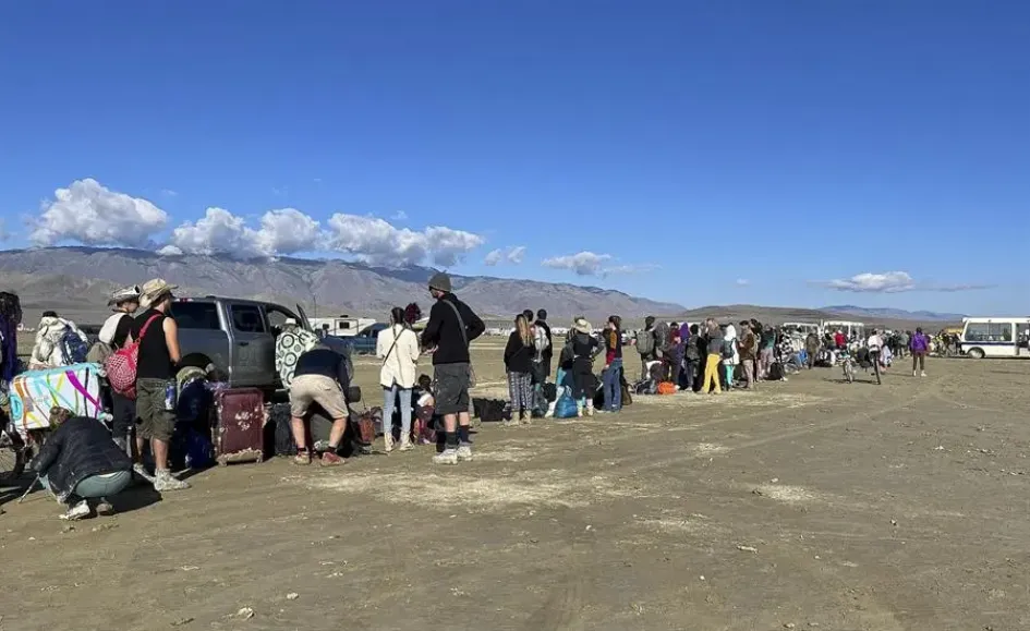 Gente saliendo del Burning Man en Black Rock City, Nevada (Estados Unidos). Gente saliendo del Burning Man en Black Rock City, Nevada (Estados Unidos).