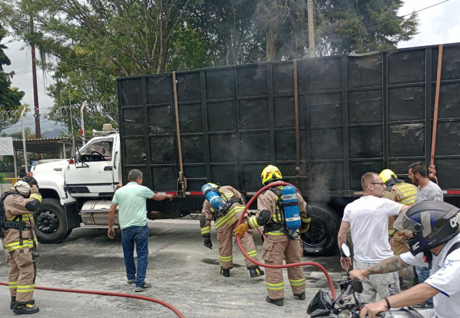 Comunidad, personal del Inpec y Bomberos controlan incendio de un camión en Manizales Comunidad, personal del Inpec y Bomberos controlan incendio de un camión en Manizales