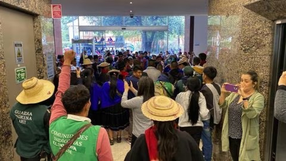 Revista Semana Algunos indígenas causaron destrozos en un vidrio de la entrada del edificio e intimidaron a las personas que allí.