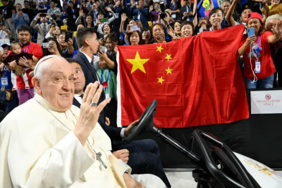 Varios asistentes ondearon banderas chinas y de Hong Kong mientras esperaban la llegada del papa Francisco, antes del inicio de la Santa Misa en el Estepa Arena, en Ulán Bator, capital de Mongolia. Varios asistentes ondearon banderas chinas y de Hong Kong mientras esperaban la llegada del papa Francisco, antes del inicio de la Santa Misa en el Estepa Arena, en Ulán Bator, capital de Mongolia.