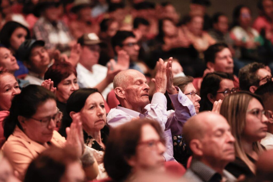 Fotos | Cortesía | Q'hubo El evento en que se entregaron las tierras a 130 campesinos fue en el Teatro Fundadores, el miércoles pasado. Fotos | Cortesía | Q'hubo El evento en que se entregaron las tierras a 130 campesinos fue en el Teatro Fundadores, el miércoles pasado.