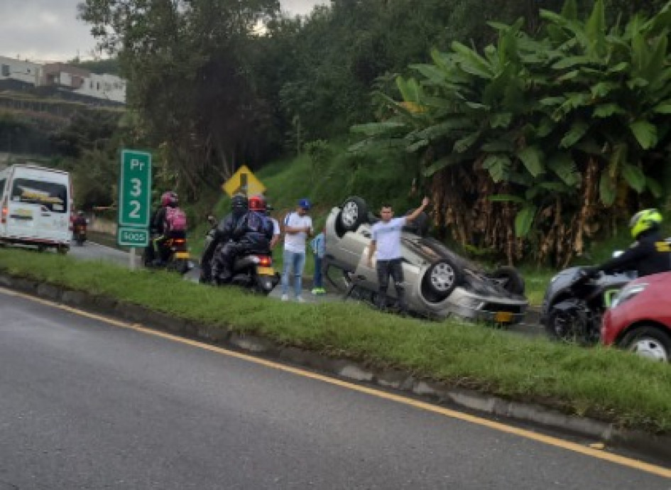 Uno de los accidentes, en el que se volcó un carro. Uno de los accidentes, en el que se volcó un carro.