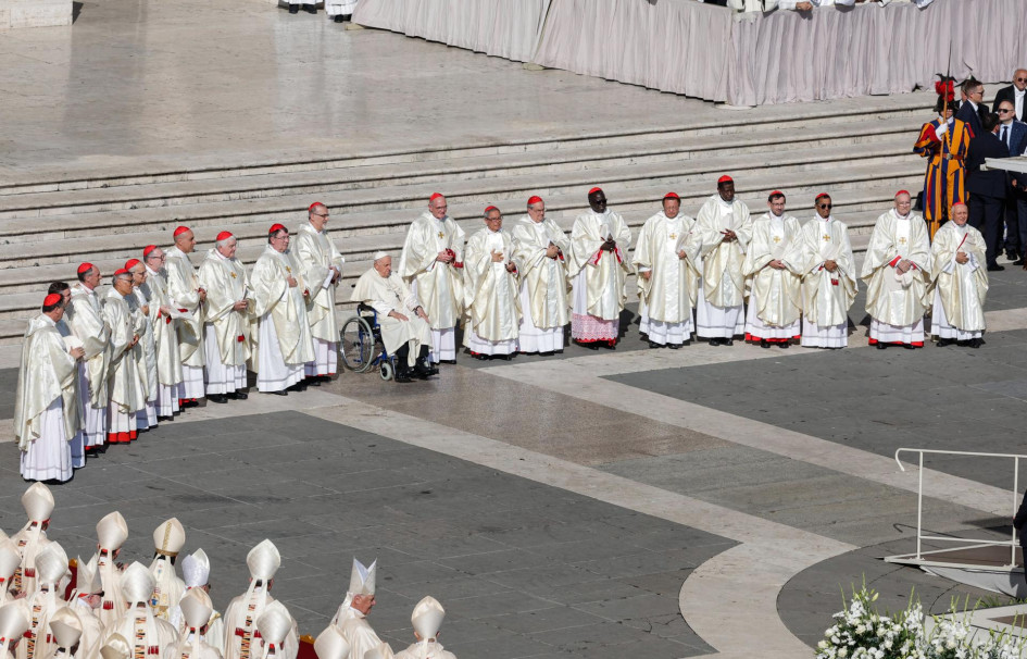 El papa Francisco presidió con los nuevos cardenales la Santa Misa de apertura del Sínodo de los Obispos en la Plaza de San Pedro, Ciudad del Vaticano. El papa Francisco presidió con los nuevos cardenales la Santa Misa de apertura del Sínodo de los Obispos en la Plaza de San Pedro, Ciudad del Vaticano.