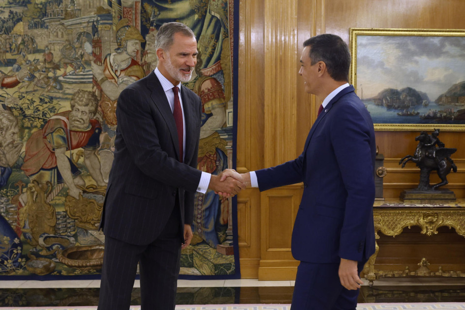 El rey Felipe VI (i) estrecha la mano al líder del PSOE y presidente del Gobierno en funciones, Pedro Sánchez, antes de su encuentro celebrado este martes en el Palacio de La Zarzuela en el marco de la ronda de contactos para designar nuevo candidato al Gobierno de España. El rey Felipe VI (i) estrecha la mano al líder del PSOE y presidente del Gobierno en funciones, Pedro Sánchez, antes de su encuentro celebrado este martes en el Palacio de La Zarzuela en el marco de la ronda de contactos para designar nuevo candidato al Gobierno de España.
