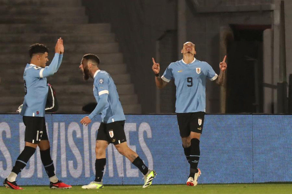 Darwin Núñez (d) de Uruguay celebra su gol, en el partido de las Eliminatorias Sudamericanas para la Copa Mundial de Fútbol 2026 entre Uruguay y Brasil en el estadio Centenario en Montevideo (Uruguay). Darwin Núñez (d) de Uruguay celebra su gol, en el partido de las Eliminatorias Sudamericanas para la Copa Mundial de Fútbol 2026 entre Uruguay y Brasil en el estadio Centenario en Montevideo (Uruguay).