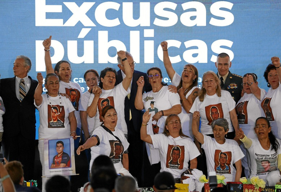 Foto | EFE | LA PATRIA Iván Velásquez Gómez, ministro de Defensa, participó ayer junto a altos mandos militares y funcionarios en un acto de excusas públicas ante madres de víctimas de falsos positivos, en la Plaza de Bolívar en Bogotá. Foto | EFE | LA PATRIA Iván Velásquez Gómez, ministro de Defensa, participó ayer junto a altos mandos militares y funcionarios en un acto de excusas públicas ante madres de víctimas de falsos positivos, en la Plaza de Bolívar en Bogotá.