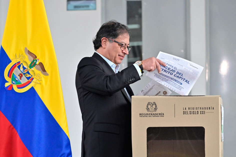 Gustavo Petro votando Gustavo Petro votando
