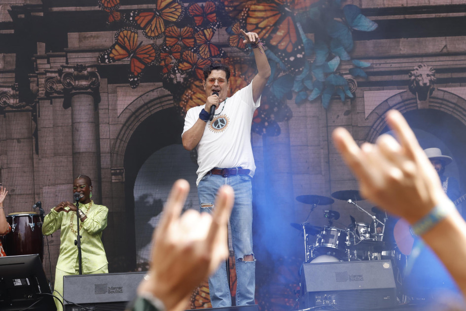 El artista colombiano Carlos Vives ofreció un concierto gratuito en la Puerta de Alcalá de Madrid para conmemorar el Día de la Hispanidad y los 30 años de la salida de su disco "Clásicos de la provincia". El artista colombiano Carlos Vives ofreció un concierto gratuito en la Puerta de Alcalá de Madrid para conmemorar el Día de la Hispanidad y los 30 años de la salida de su disco "Clásicos de la provincia".