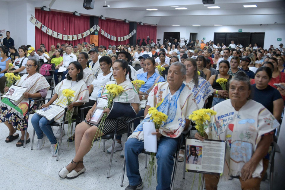 Un grupo de familiares de víctimas participó este jueves en un acto de perdón público por "falsos positivos" que realizó el Gobierno en Villavicencio. Un grupo de familiares de víctimas participó este jueves en un acto de perdón público por "falsos positivos" que realizó el Gobierno en Villavicencio.