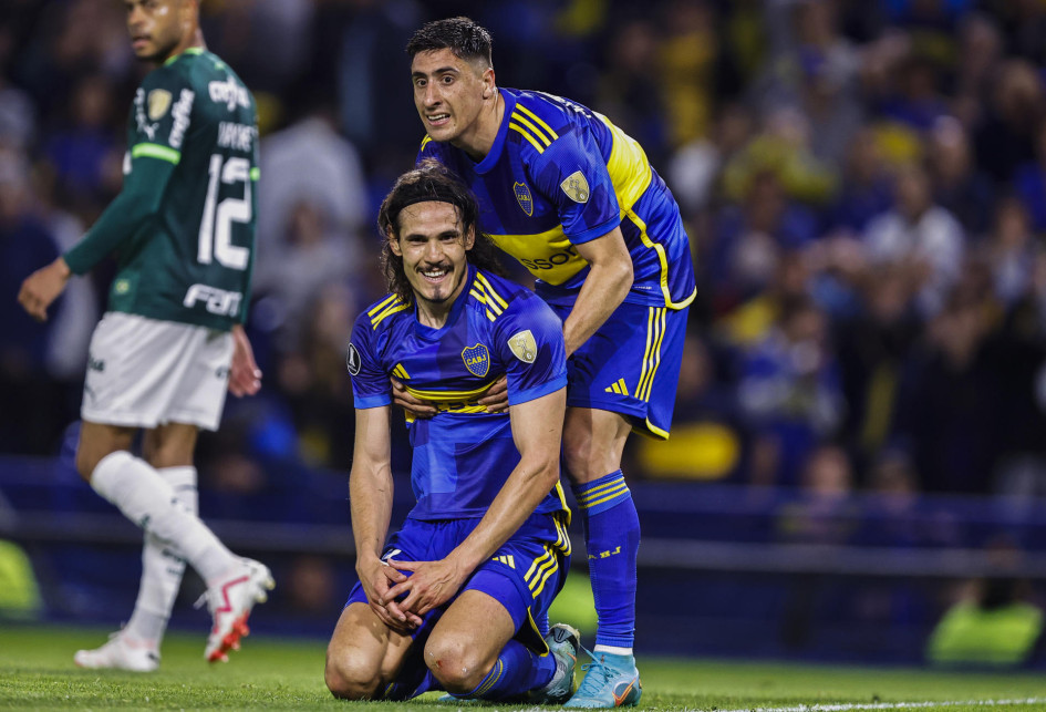 Miguel Merentiel (arriba) levanta a Édinson Cavani de Boca Juniors. El equipo xeneize clasificó a la final sin ganar un solo partido desde la fase de grupos: empató todos a partir de octavos. Miguel Merentiel (arriba) levanta a Édinson Cavani de Boca Juniors. El equipo xeneize clasificó a la final sin ganar un solo partido desde la fase de grupos: empató todos a partir de octavos.