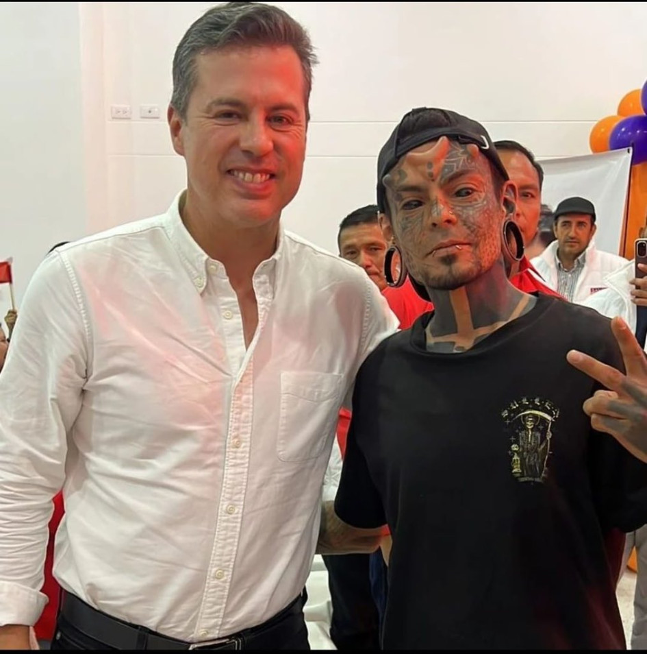 Carlos Dehaquiz, acompañado de Juan Manuel Galán, es candidato al Concejo de Duitama por el Nuevo Liberalismo. Carlos Dehaquiz, acompañado de Juan Manuel Galán, es candidato al Concejo de Duitama por el Nuevo Liberalismo.