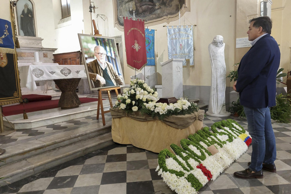 El alcalde de la localidad italiana de Pietrasanta, Alberto Stefano Giovannetti, despide las cenizas del artista colombiano Fernando Botero en la capilla ardiente abierta en este municipio, su refugio durante años. El alcalde de la localidad italiana de Pietrasanta, Alberto Stefano Giovannetti, despide las cenizas del artista colombiano Fernando Botero en la capilla ardiente abierta en este municipio, su refugio durante años.