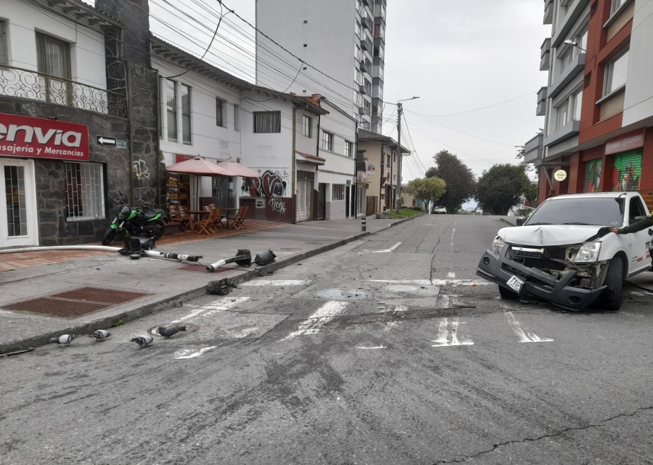 Así quedó el sector de El Triángulo luego del choque de una camioneta contra un semáforo. Accidente de tránsito en la Avenida Santander