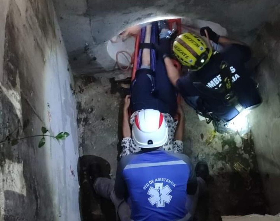 Bomberos atiende a la señora que cayó a la caja recolectora de agua. Accidente en Marmato