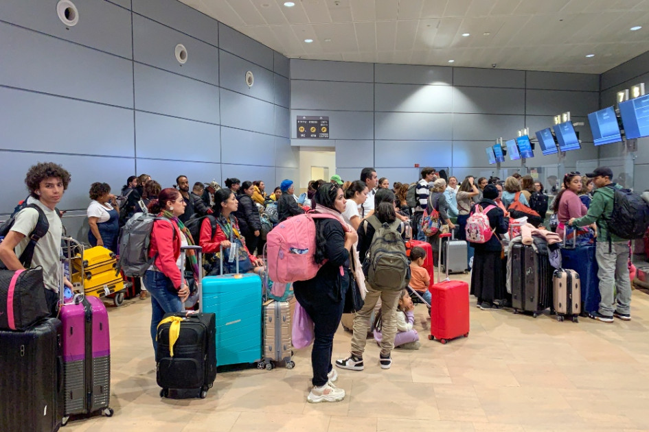 Decenas de colombianos en el aeropuerto internacional de Ben Gurión, en Tel Aviv, antes de abordar el vuelo de evacuación que los traerá a Colombia. Decenas de colombianos en el aeropuerto internacional de Ben Gurión, en Tel Aviv, antes de abordar el vuelo de evacuación que los traerá a Colombia.