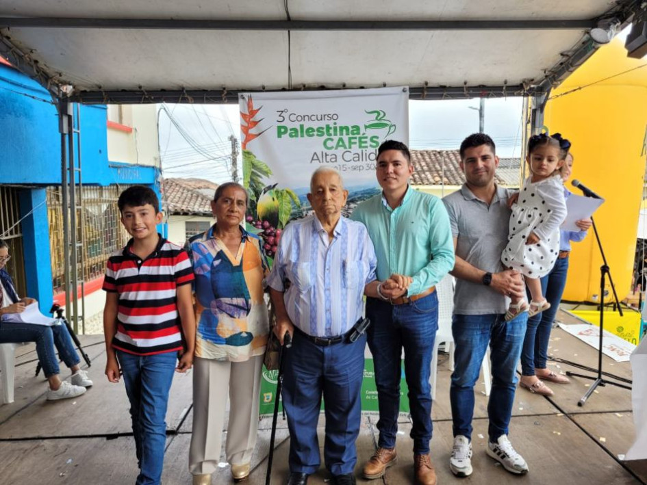 Los tres primeros puestos de Palestina. De izquierda a derecha, Luz Estella Gutiérrez (2.ª), José Gildardo Mejía (3.º, de camisa de rayas) y Hernán Mauricio Guzmán (1.º, con la niña en brazos). Los tres primeros puestos de Palestina. De izquierda a derecha, Luz Estella Gutiérrez (2.ª), José Gildardo Mejía (3.º, de camisa de rayas) y Hernán Mauricio Guzmán (1.º, con la niña en brazos).
