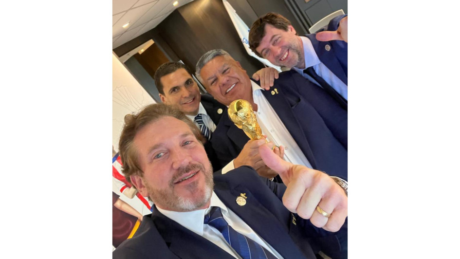 De izquierda a derecha, Alejandro Domínguez, presidente de la Conmebol; Robert Harrison, presidente de la Asociación Paraguaya de Fútbol; Claudio Fabián 'Chiqui' Tapia, presidente de la Asociación Argentina de Fútbol, e Ignacio Alonso Labat, presidente de la Asociación Uruguaya de Fútbol. De izquierda a derecha, Alejandro Domínguez, presidente de la Conmebol; Robert Harrison, presidente de la Asociación Paraguaya de Fútbol; Claudio Fabián 'Chiqui' Tapia, presidente de la Asociación Argentina de Fútbol, e Ignacio Alonso Labat, presidente de la Asociación Uruguaya de Fútbol.
