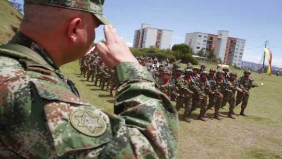 Cuanto-gana-un-soldado-profesional-en-Colombia Soldados marchando siendo supervisados por su superior.