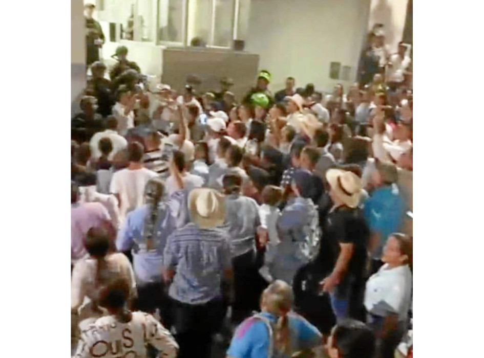 En Samaná (Caldas) se registraron disturbios debido a la polémica que se generó por la elección del nuevo alcalde, Cristian Alejandro Parra Rojas, quien ganó por 50 votos de diferencia. En Samaná (Caldas) se registraron disturbios debido a la polémica que se generó por la elección del nuevo alcalde, Cristian Alejandro Parra Rojas, quien ganó por 50 votos de diferencia.