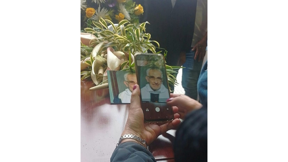 En la entrada la Catedral de Manizales recibieron el féretro con el padre Diego Rivera, reconocido por sus obras en barrios de la ciudad. Algunas señoras le tomaron fotos a la foto del sacerdote. En la entrada la Catedral de Manizales recibieron el féretro con el padre Diego Rivera, reconocido por sus obras en barrios de la ciudad. Algunas señoras le tomaron fotos a la foto del sacerdote.
