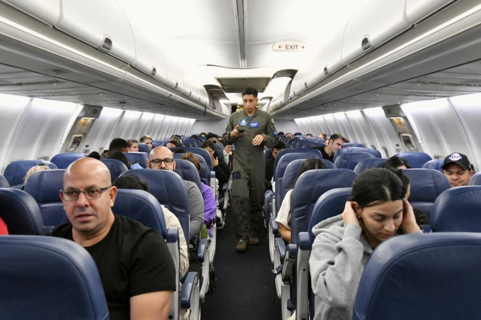 "El avión de la @FuerzaAereaCol que transportó la ayuda humanitaria que el país envió a la región de Gaza, y que trajo de regreso a 81 personas, residentes en Israel que solicitaron su repatriación, aterrizó en Colombia este sábado", escribió la Cancilleria en la red social X. "El avión de la @FuerzaAereaCol que transportó la ayuda humanitaria que el país envió a la región de Gaza, y que trajo de regreso a 81 personas, residentes en Israel que solicitaron su repatriación, aterrizó en Colombia este sábado", escribió la Cancilleria en la red social X.