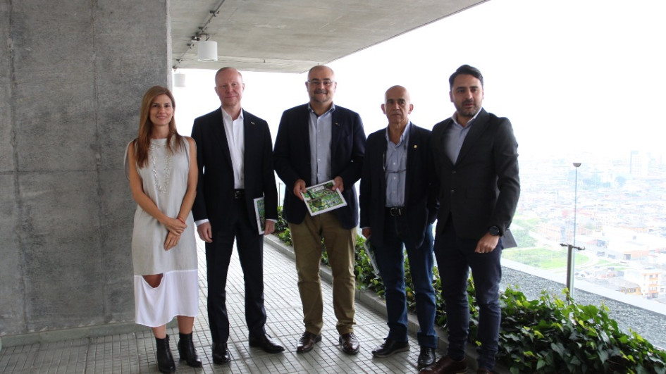 El encuentro contó con la presencia de Gilles Bertrand, embajador de la Unión Europea en Colombia, y Antti Kaski, embajador de Finlandia en el país. Por Colombia participaron Lina Uribe, directora del Centro de Desarrollo Empresarial de la Universidad Pontificia Bolivariana; Duván Emilio Ramírez, rector de la U. de Manizales, y Sebastián Bustamante, coordinador de la EEN en el país. El encuentro contó con la presencia de Gilles Bertrand, embajador de la Unión Europea en Colombia, y Antti Kaski, embajador de Finlandia en el país. Por Colombia participaron Lina Uribe, directora del Centro de Desarrollo Empresarial de la Universidad Pontificia Bolivariana; Duván Emilio Ramírez, rector de la U. de Manizales, y Sebastián Bustamante, coordinador de la EEN en el país.