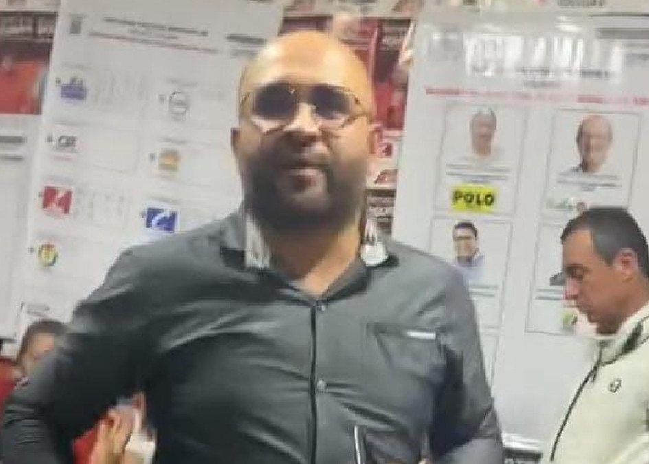 En un video se observa cómo este hombre se refiere a la personera de Pácora. Gustavo Adolfo Restrepo Pulgarín