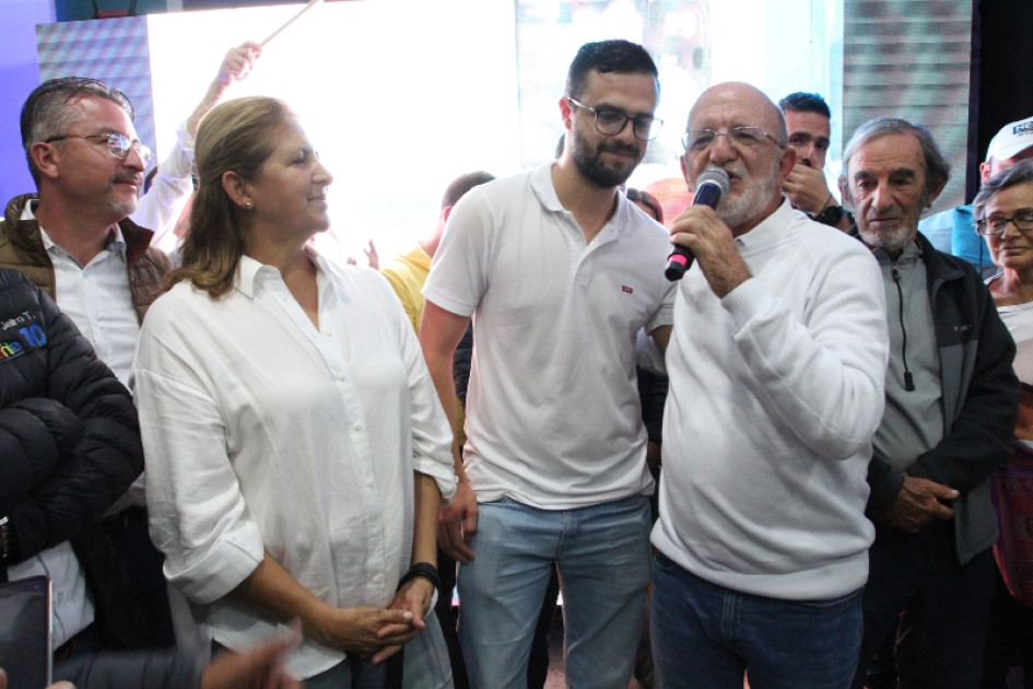 El electo gobernador de Caldas, Henry Gutiérrez Ángel, en compañía de su esposa, Estela Salazar Granada, y de su hijo menor, Felipe, celebran el triunfo. El electo gobernador de Caldas, Henry Gutiérrez Ángel, en compañía de su esposa, Estela Salazar Granada, y de su hijo menor, Felipe, celebran el triunfo.