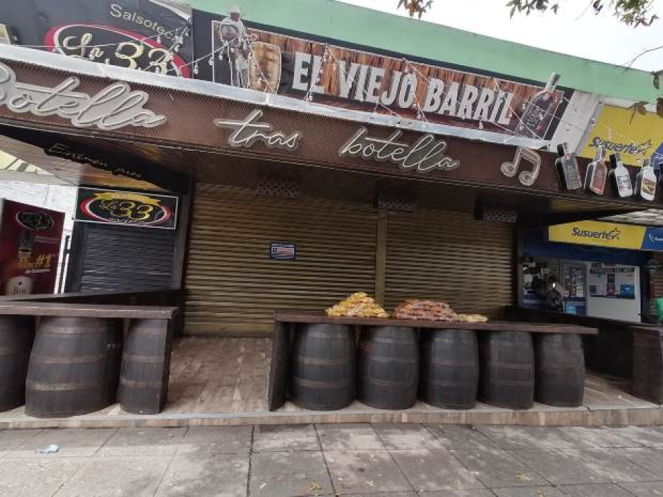 El Viejo Barril, de los negocios involucrados en esta investigación. El CTI puso su sello en la entrada del establecimiento. El Viejo Barril, de los negocios involucrados en esta investigación. El CTI puso su sello en la entrada del establecimiento.