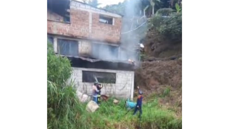 En un video quedó registrado el momento en el que el Cuerpo de Bomberos Voluntarios de Manzanares intervino el sitio incendiado para extinguir el fuego. En un video quedó registrado el momento en el que el Cuerpo de Bomberos Voluntarios de Manzanares intervino el sitio incendiado para extinguir el fuego.