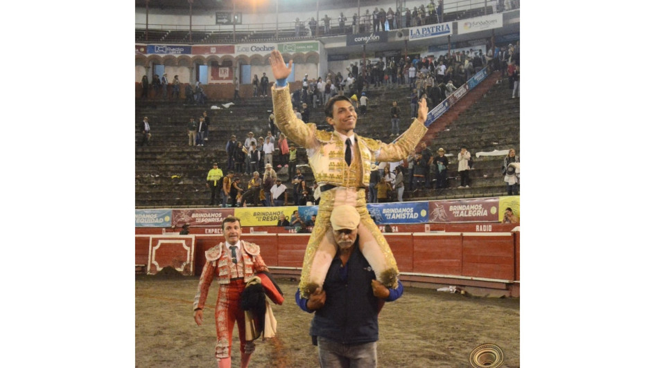 Luis Miguel Ramírez, novillero antioqueño conocido como Kalio, salió ayer en hombros de la Plaza de Toros como el triunfador de la Temporada 24 de Toros y Ciudad. Además, aseguró su cupo para la novillada de la temporada de enero del 2024. Luis Miguel Ramírez, novillero antioqueño conocido como Kalio, salió ayer en hombros de la Plaza de Toros como el triunfador de la Temporada 24 de Toros y Ciudad. Además, aseguró su cupo para la novillada de la temporada de enero del 2024.