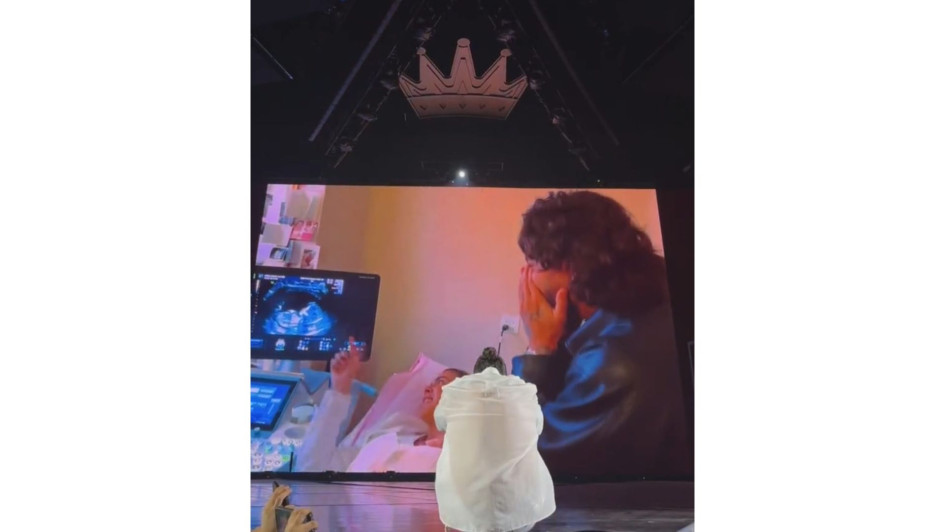 Momento del concierto cuando se ve la emoción de la pareja en la ecografía. Momento del concierto cuando se ve la emoción de la pareja en la ecografía.