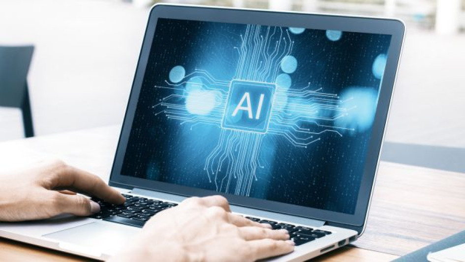 Mejores-programas-de-inteligencia-artificial-para-escribir Manos en un computador portatil con un chip y las letras AI en la pantalla.