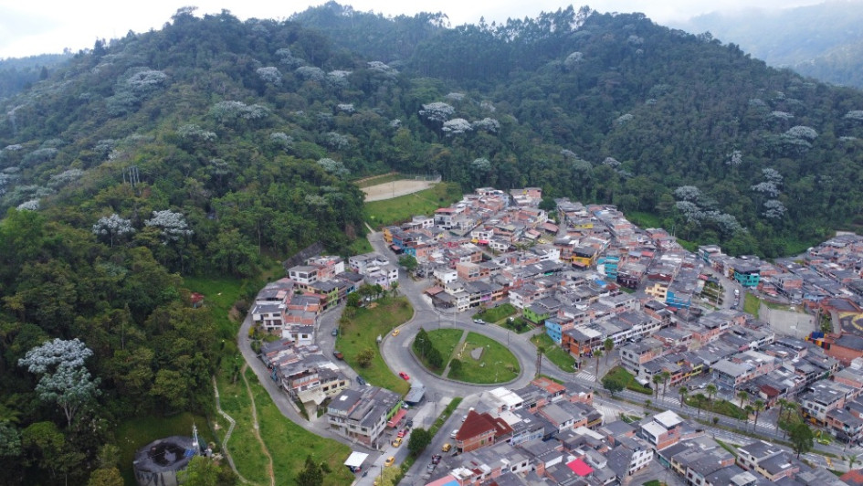 La imagen muestra la parte alta del barrio El Caribe y el inicio de la Reserva Natural Monteleón, en la comuna Ciudadela del Norte. La imagen muestra la parte alta del barrio El Caribe y el inicio de la Reserva Natural Monteleón, en la comuna Ciudadela del Norte.