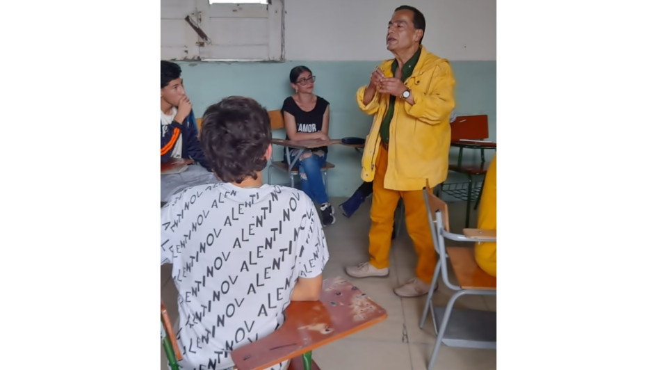 Jaime Obando López impartiendo una de sus clases. Jaime Obando López impartiendo una de sus clases.