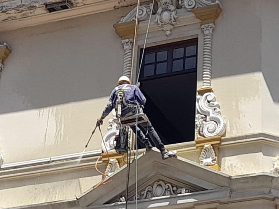 Por estos días se han visto trabajos de mantenimiento de la fachada al edificio de la Gobernación de Caldas. Por estos días se han visto trabajos de mantenimiento de la fachada al edificio de la Gobernación de Caldas.