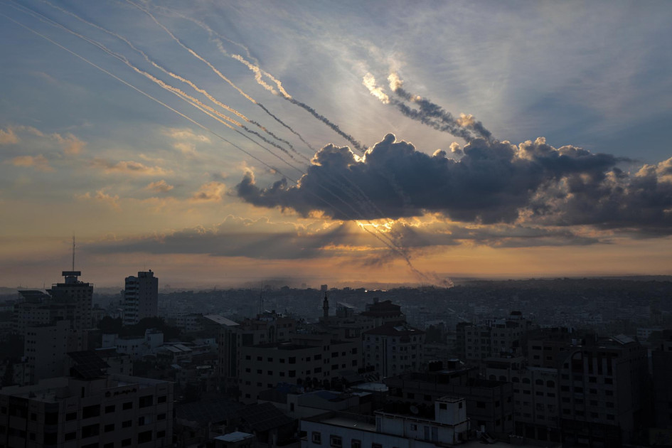 Vista de varios cohetes lanzados desde la Franja de Gaza hacia Israel este sábado por la milicia de Ezz Al-Din Al Qassam, la rama militar de Hamas. Vista de varios cohetes lanzados desde la Franja de Gaza hacia Israel este sábado por la milicia de Ezz Al-Din Al Qassam, la rama militar de Hamas.