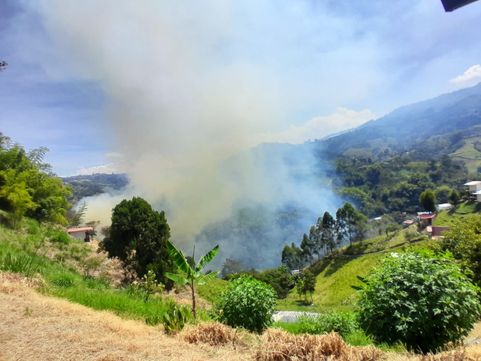 Incendio forestal en el Bajo Tablazo (Manizales)