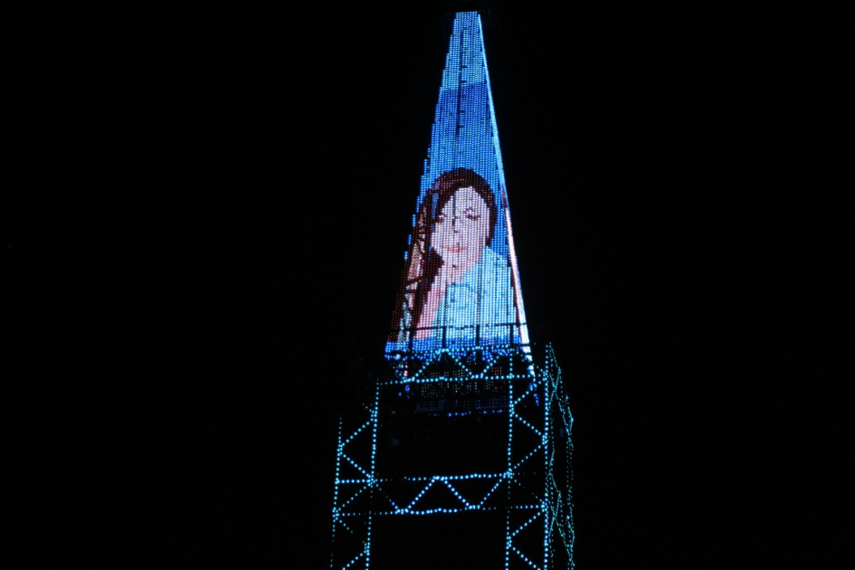 La noche del 1 de octubre, la torre de El Cable se iluminó con la imagen de Estefanía Martínez Valencia y también se adelantó una velatón en su nombre. La noche del 1 de octubre, la torre de El Cable se iluminó con la imagen de Estefanía Martínez Valencia y también se adelantó una velatón en su nombre.