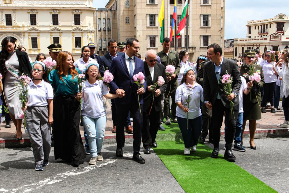 La gestora social de Manizales, Valentina Acevedo; el gobernador de Caldas, Luis Carlos Velásquez; el vicario general de la Arquidiócesis de Manizales, padre Fernán Llano, y el alcalde de Manizales, Carlos Mario Marín, encabezaron la ofrenda floral a la ciudad, en el atrio de la Catedral Basílica Metropolitana. Estuvieron acompañados por niños con síndrome de Down. La gestora social de Manizales, Valentina Acevedo; el gobernador de Caldas, Luis Carlos Velásquez; el vicario general de la Arquidiócesis de Manizales, padre Fernán Llano, y el alcalde de Manizales, Carlos Mario Marín, encabezaron la ofrenda floral a la ciudad, en el atrio de la Catedral Basílica Metropolitana. Estuvieron acompañados por niños con síndrome de Down.