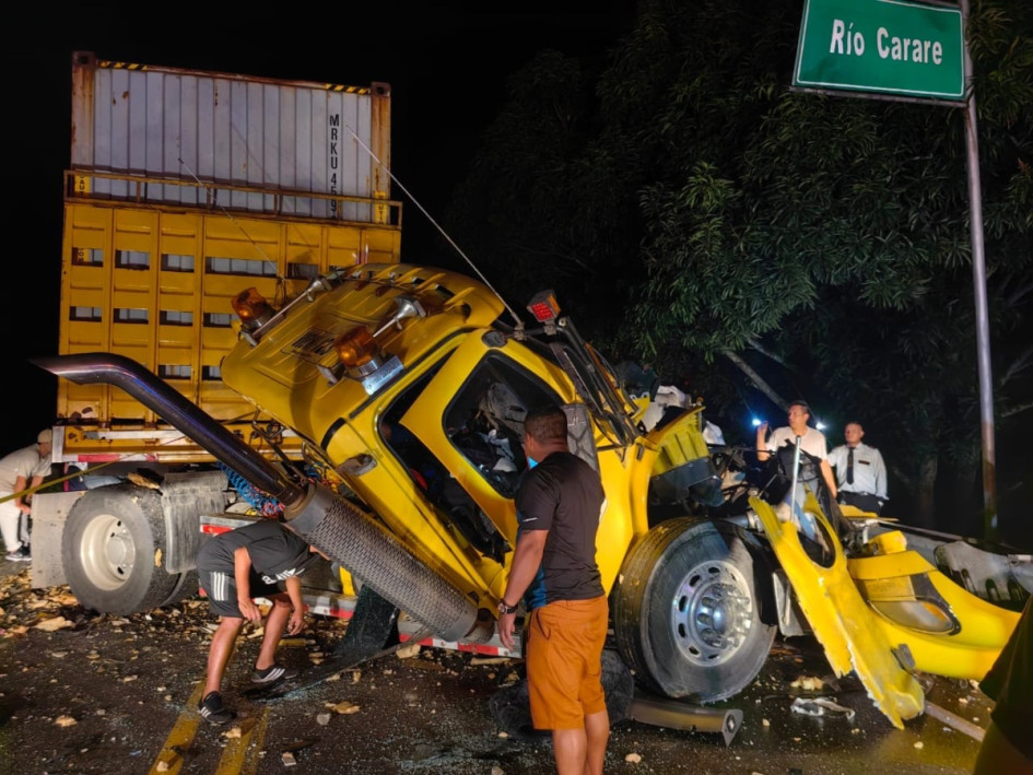 Una turbo y una tractomula chocaron, tres personas murieron en el accidente. Una turbo y una tractomula chocaron, tres personas murieron en el accidente.