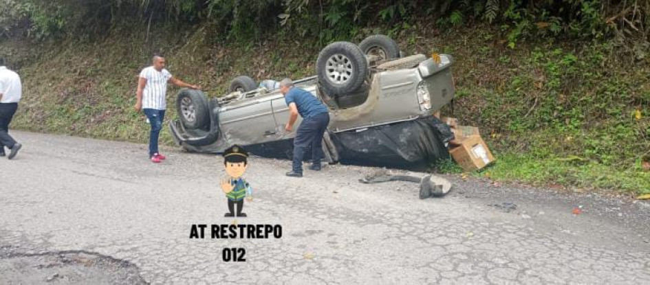 Camioneta se volcó en vía de Manzanares