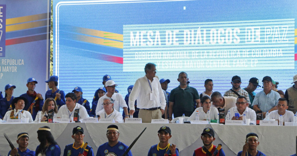 Delegados del Gobierno y del Emc, reunidos el pasado 16 de octubre en Tibú (Norte de Santander), anunciaron un cese el fuego bilateral de tres meses y la instalación formal de las negociaciones de paz. Delegados del Gobierno y del Emc, reunidos el pasado 16 de octubre en Tibú (Norte de Santander), anunciaron un cese el fuego bilateral de tres meses y la instalación formal de las negociaciones de paz.